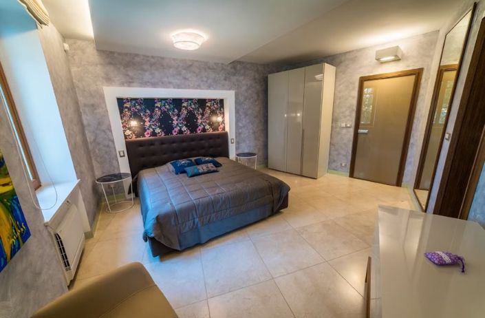 Image No.12-5 Bed Property for sale