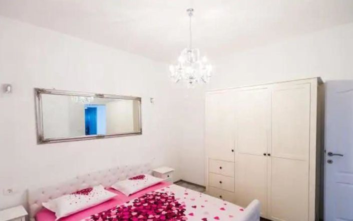 Image No.10-8 Bed Property for sale