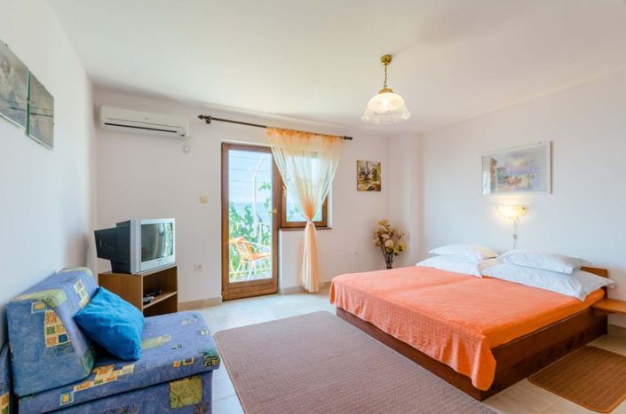 Image No.16-12 Bed Property for sale