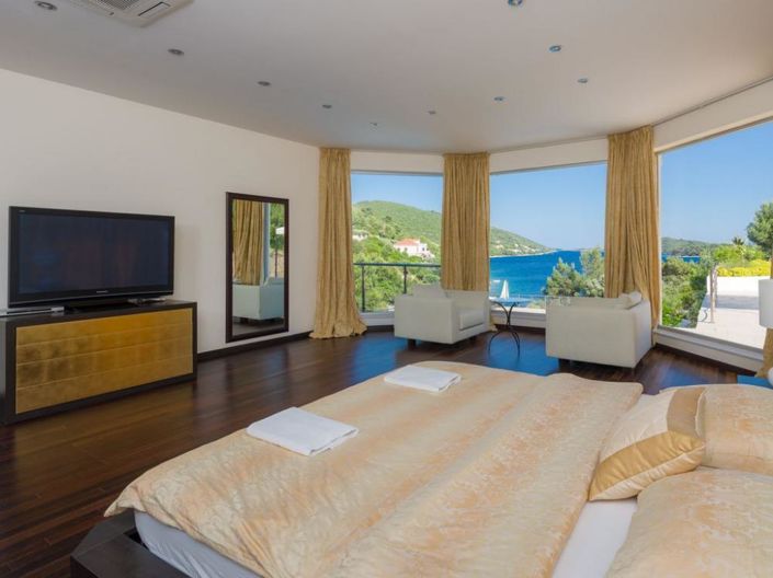 Image No.14-7 Bed Property for sale