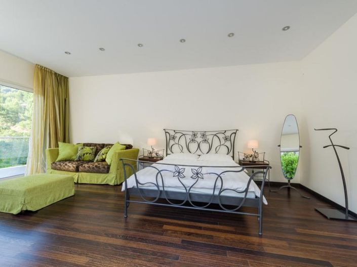 Image No.17-7 Bed Property for sale