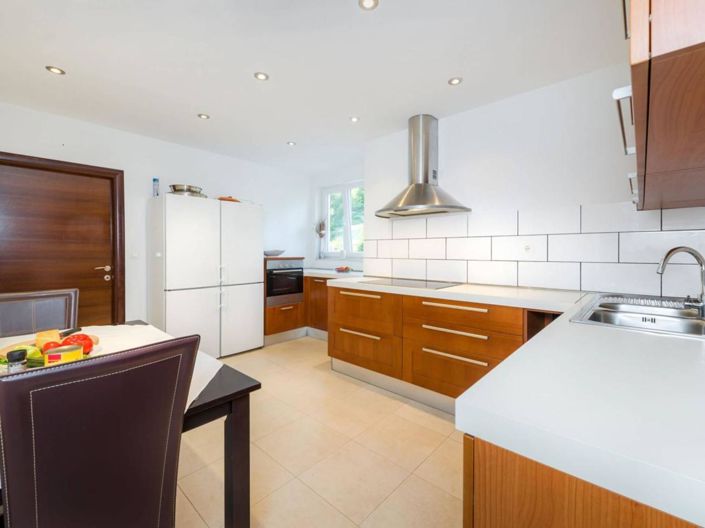 Image No.20-7 Bed Property for sale