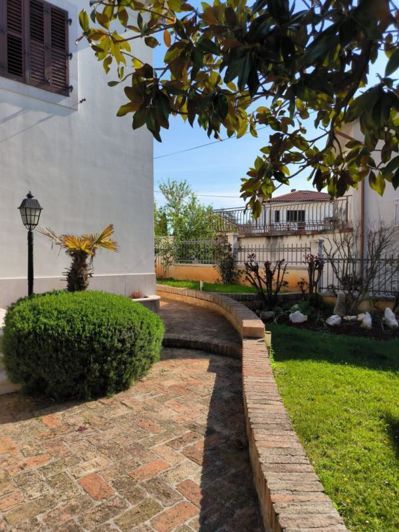 Image No.12-5 Bed Property for sale