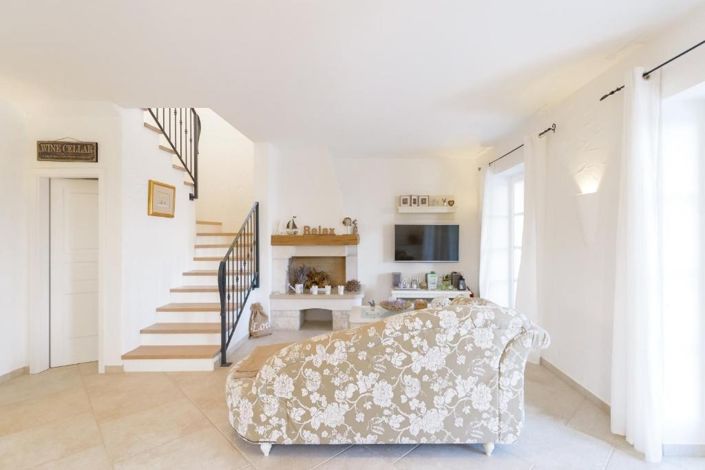 Image No.10-3 Bed Property for sale