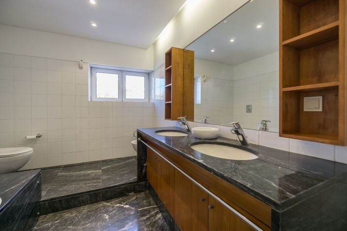 Image No.8-7 Bed House for sale