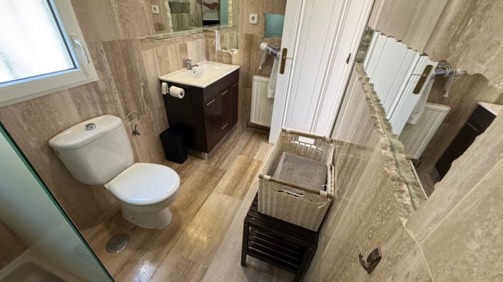 Image No.28-4 Bed Property for sale