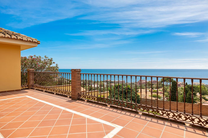 Image No.1-4 Bed Property for sale