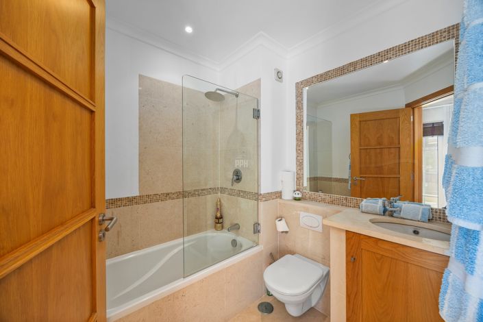 Image No.19-4 Bed Townhouse for sale