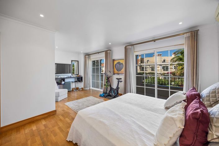 Image No.26-4 Bed Townhouse for sale