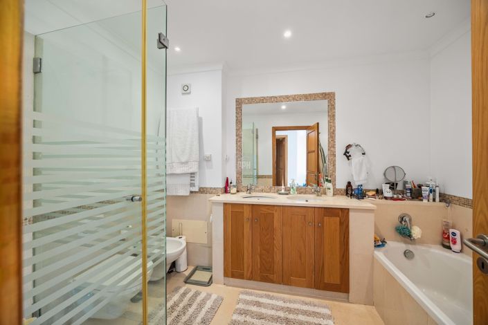 Image No.27-4 Bed Townhouse for sale