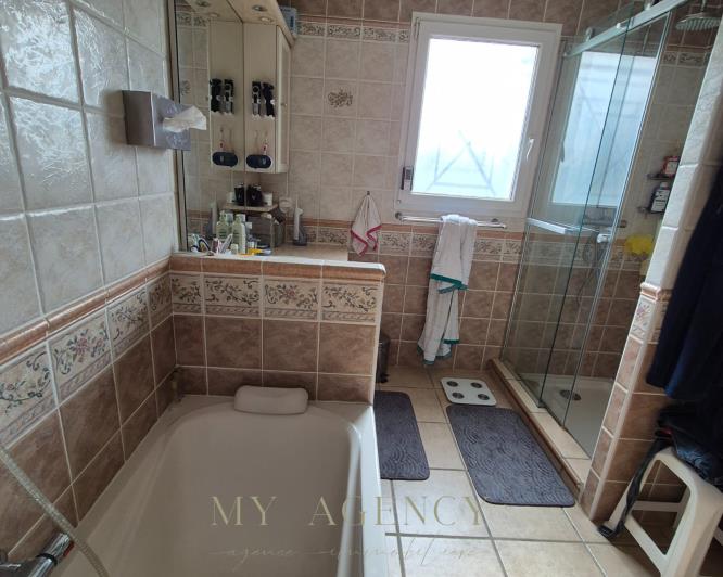 Image No.8-8 Bed Property for sale