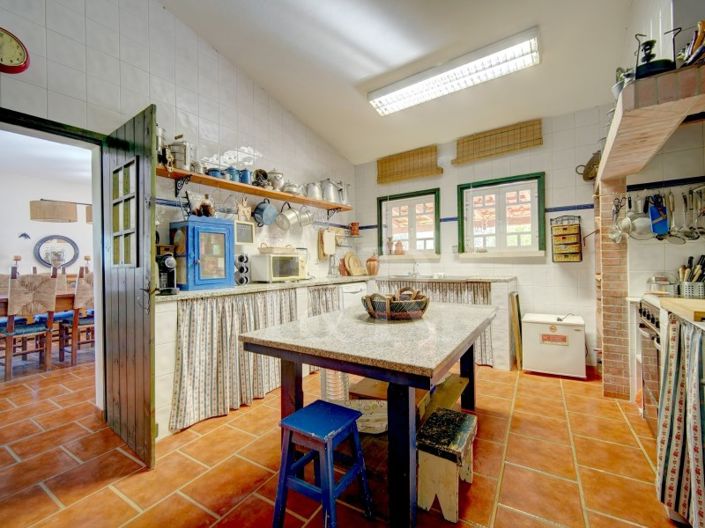 Image No.25-10 Bed Farmhouse for sale