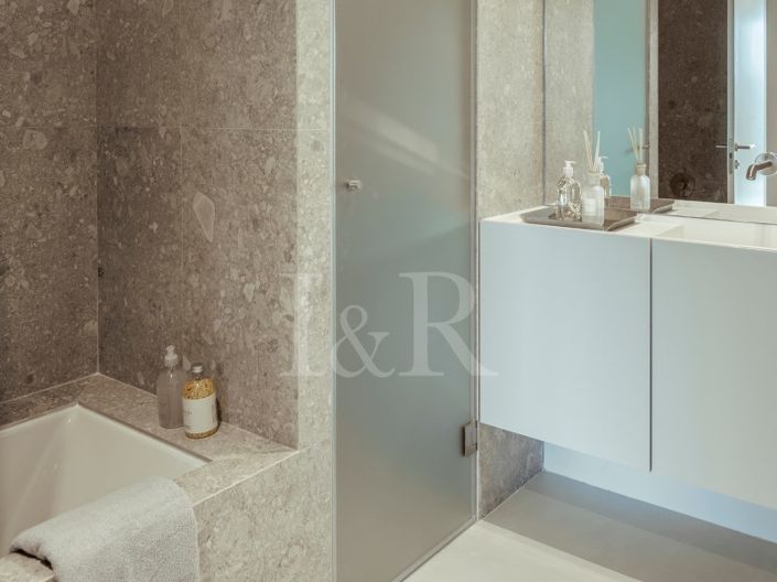 Image No.17-4 Bed Apartment for sale