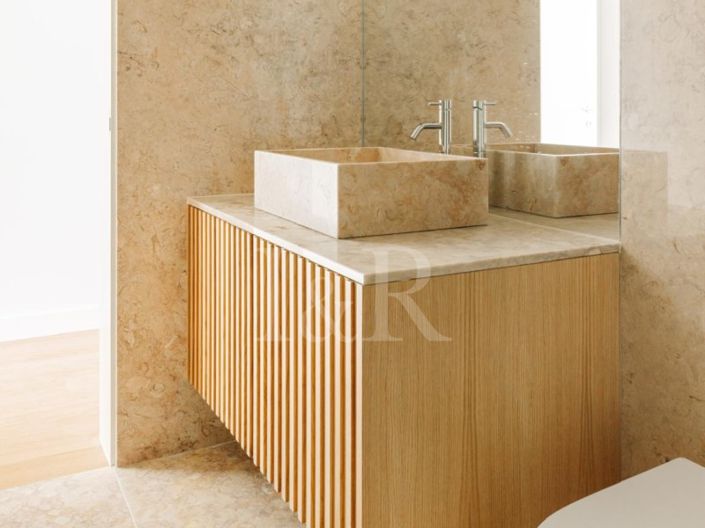 Image No.16-5 Bed House for sale