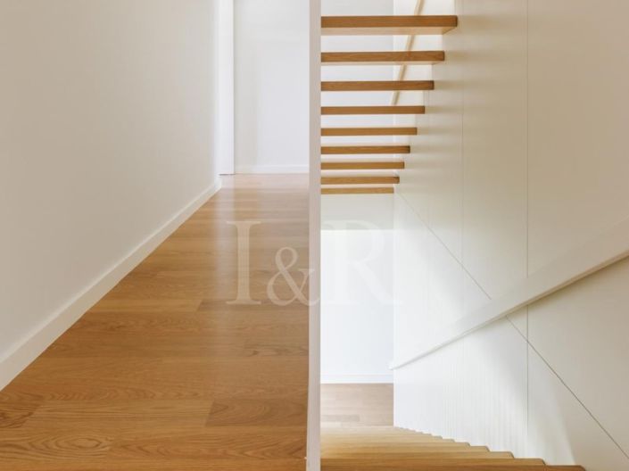 Image No.18-5 Bed House for sale