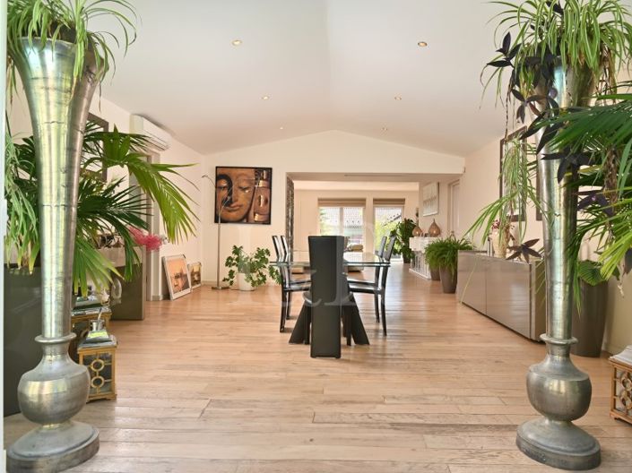 Image No.16-6 Bed House for sale