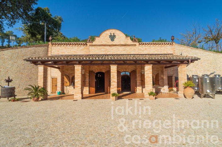 Image No.1-10 Bed Farmhouse for sale