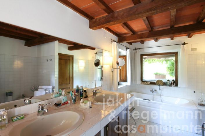 Image No.48-9 Bed Farmhouse for sale