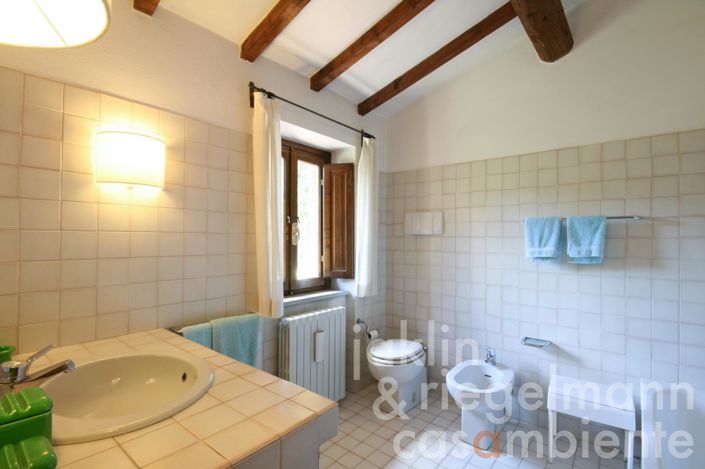 Image No.51-9 Bed Farmhouse for sale