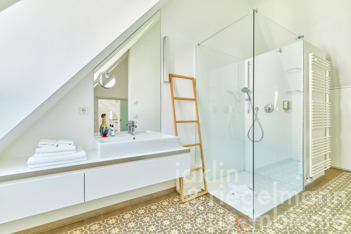 Image No.7-11 Bed Hotel for sale