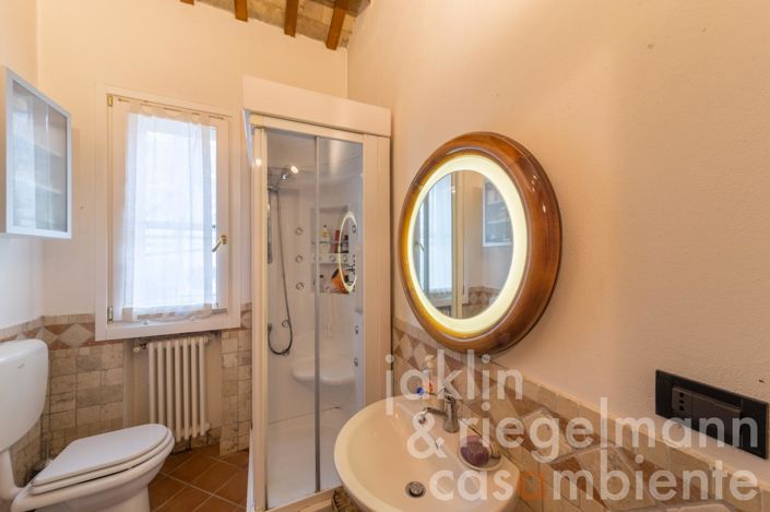 Image No.29-8 Bed House for sale