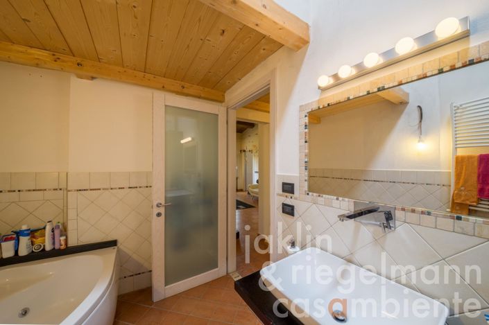 Image No.33-8 Bed House for sale