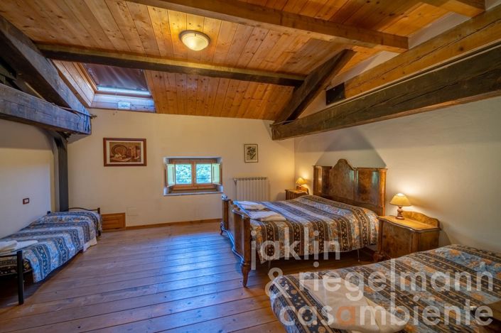 Image No.33-10 Bed Farmhouse for sale