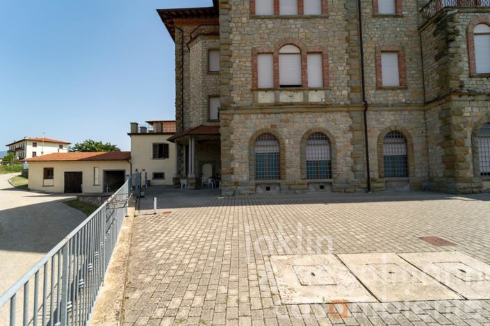 Image No.33-35 Bed House for sale