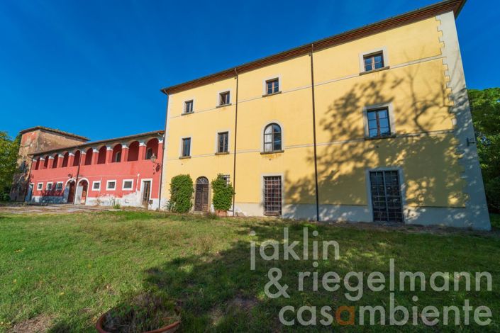 Image No.1-27 Bed Villa for sale