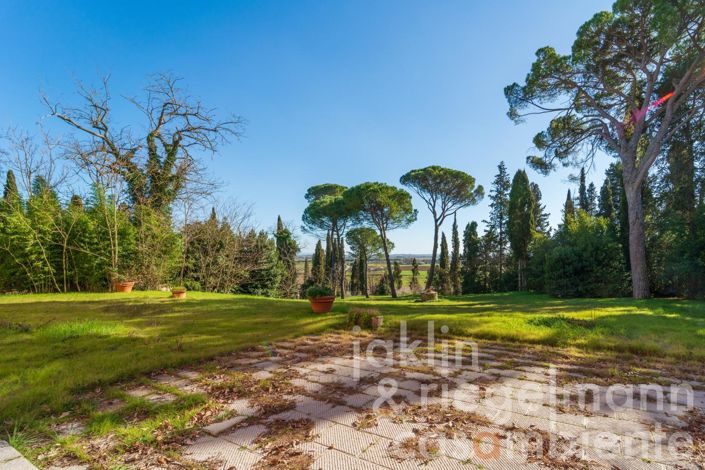 Image No.8-27 Bed Villa for sale