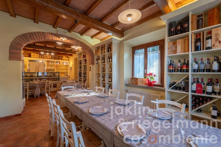Image No.1-6 Bed Restaurant for sale