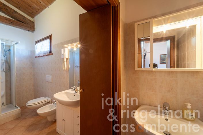 Image No.25-10 Bed Farmhouse for sale