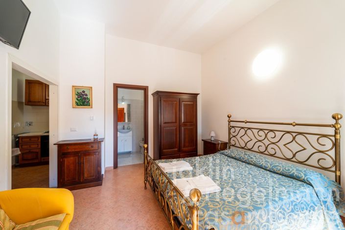 Image No.31-10 Bed Farmhouse for sale