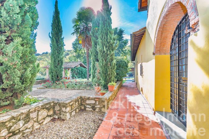 Image No.17-12 Bed Farmhouse for sale