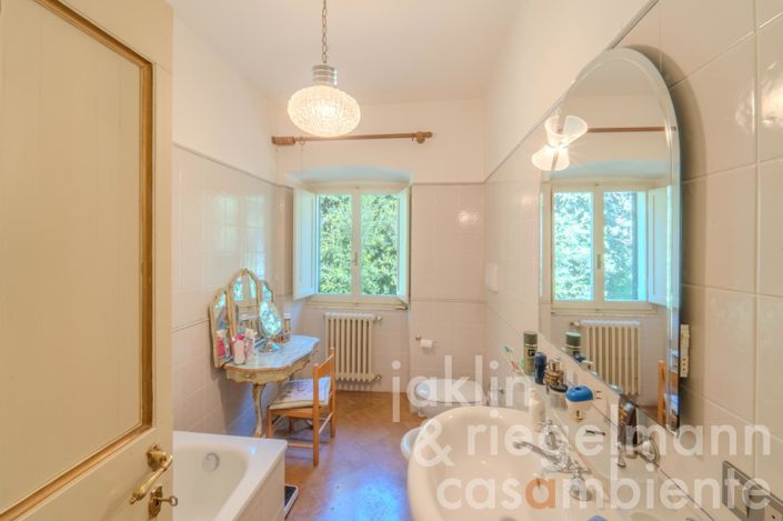 Image No.40-6 Bed Country House for sale