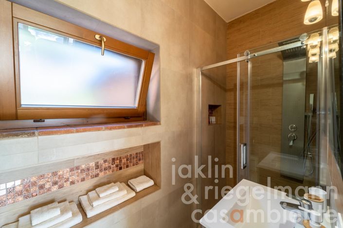 Image No.50-9 Bed Farmhouse for sale