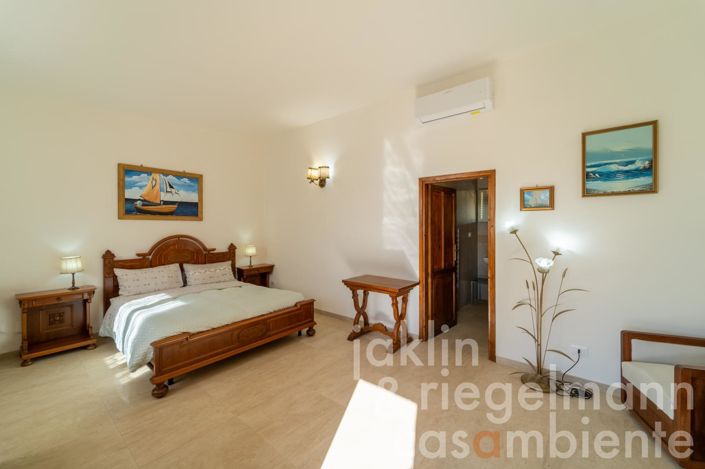 Image No.52-9 Bed Farmhouse for sale