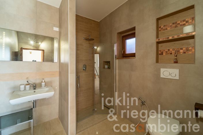 Image No.53-9 Bed Farmhouse for sale