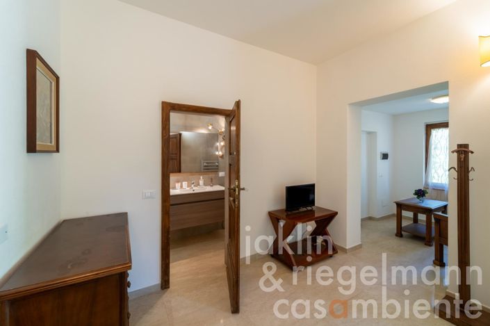 Image No.57-9 Bed Farmhouse for sale