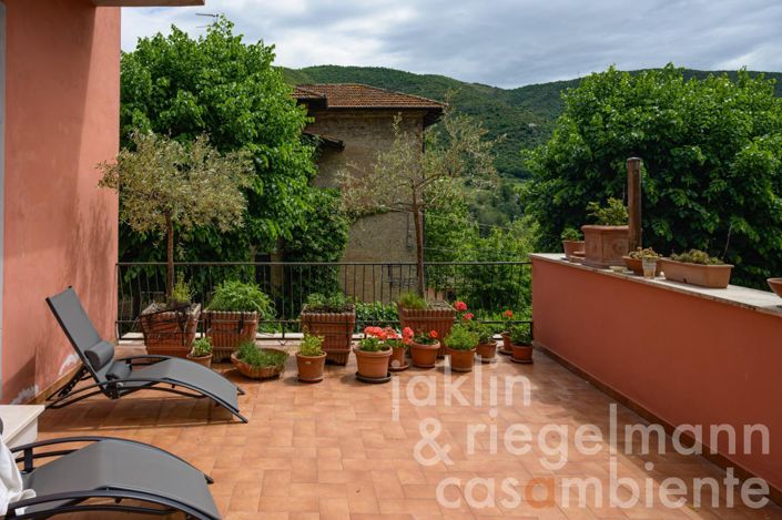 Image No.9-6 Bed House for sale