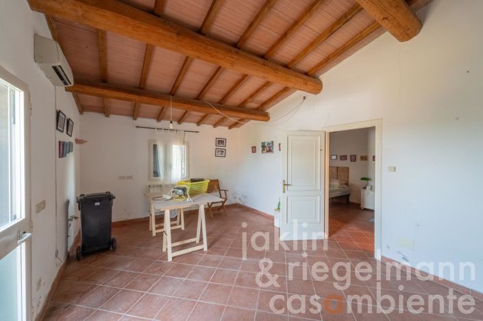 Image No.17-4 Bed Farmhouse for sale