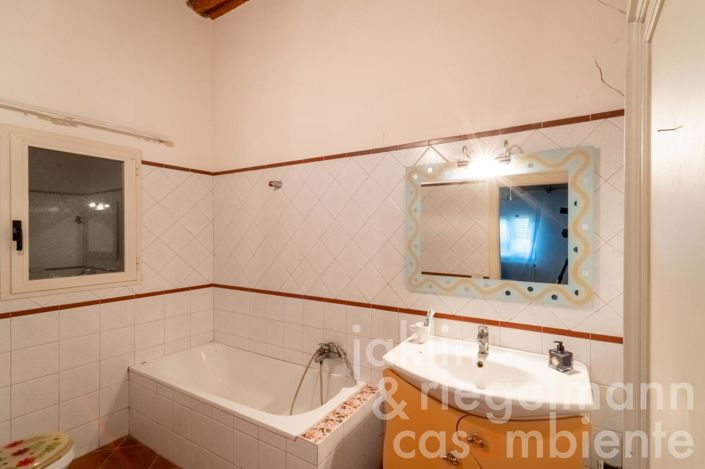 Image No.19-4 Bed Farmhouse for sale