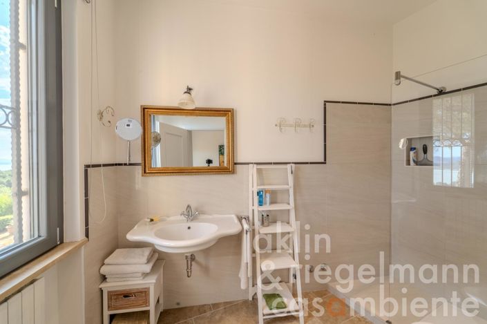 Image No.48-5 Bed Villa for sale