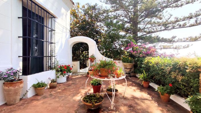 Image No.1-6 Bed Villa for sale