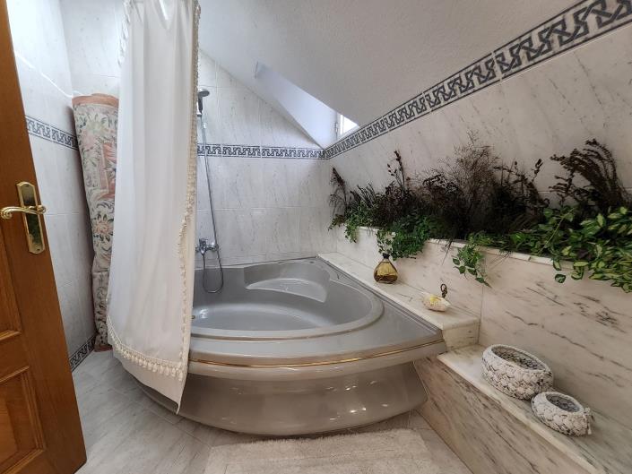 Image No.24-5 Bed Chalet for sale