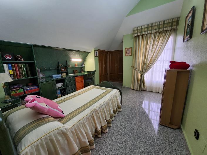 Image No.25-5 Bed Chalet for sale