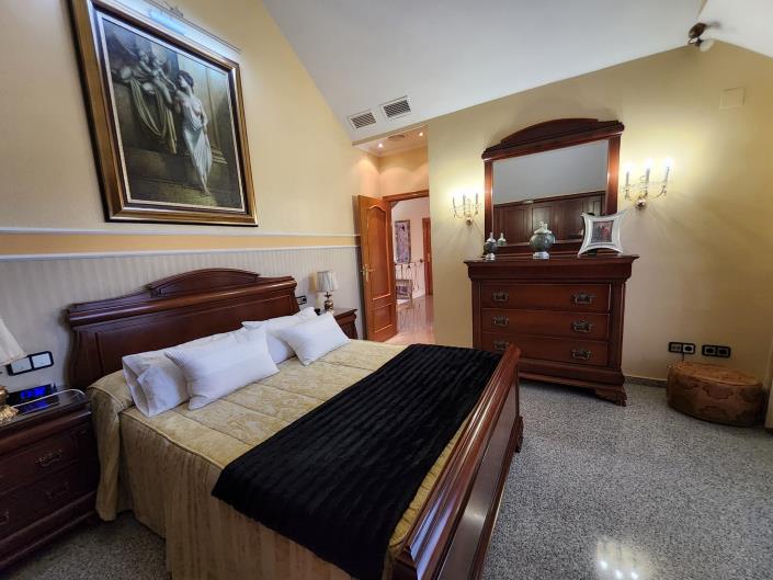 Image No.27-5 Bed Chalet for sale