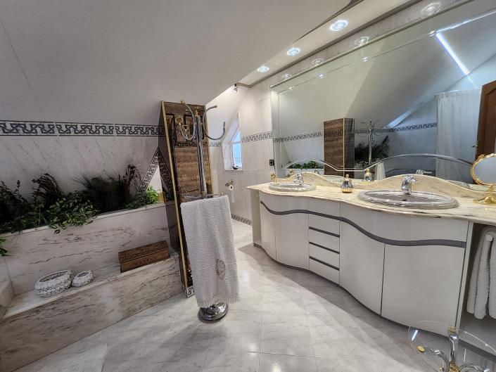 Image No.29-5 Bed Chalet for sale