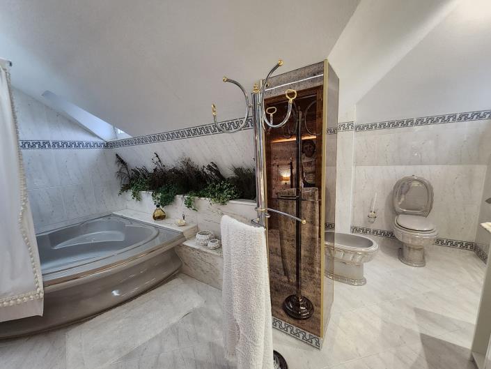 Image No.30-5 Bed Chalet for sale