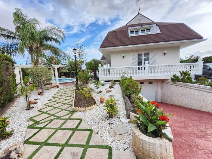 Image No.12-5 Bed Chalet for sale